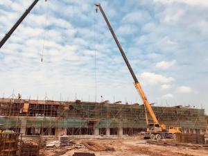 今日，PC構(gòu)件配套混凝土攪拌樓主體結(jié)構(gòu)順利結(jié)頂！